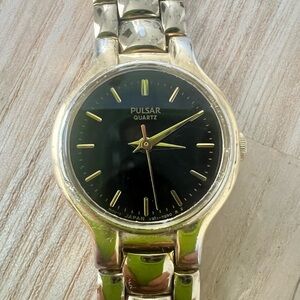 Pulsar ladies black dial gold tone dress watch NEW BATTERY